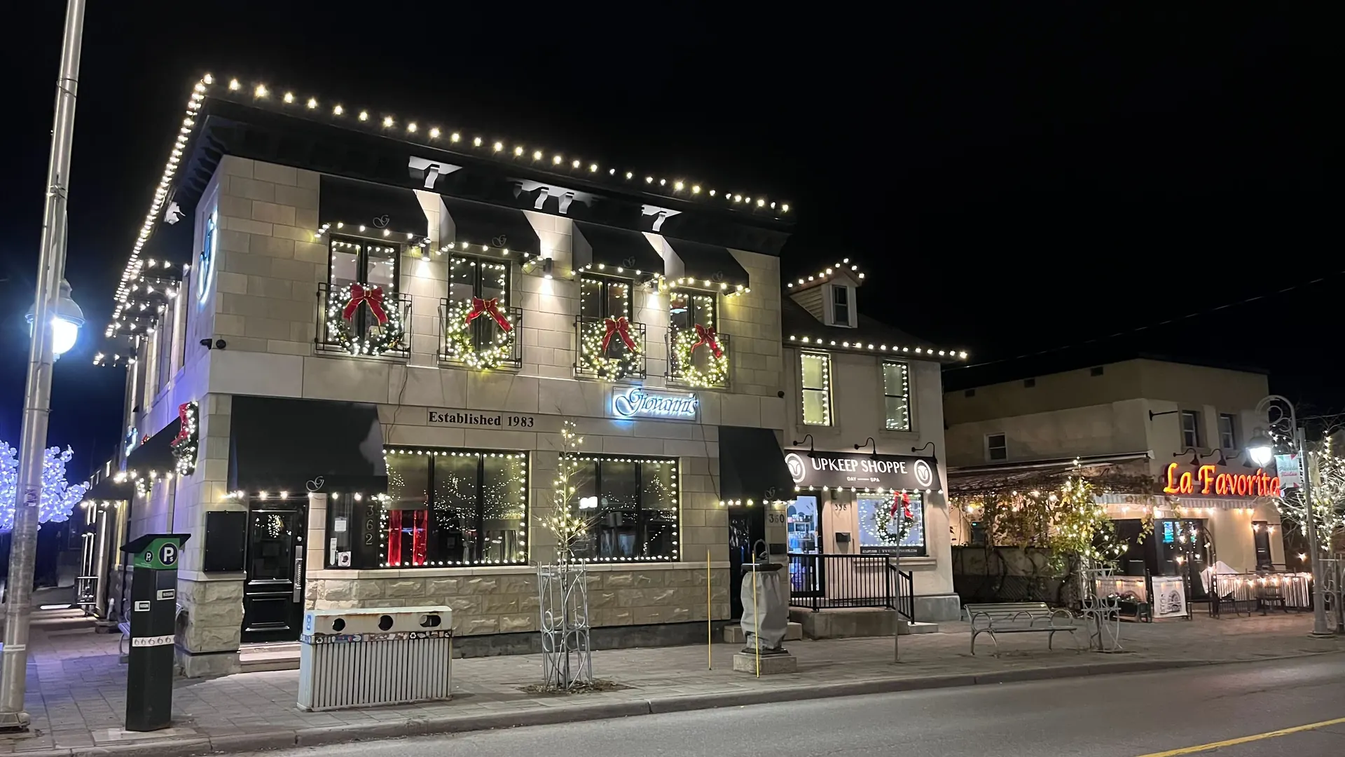 Commercial roofline Christmas lighting and illuminated wreaths in Ottawa